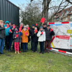 Meckelfelder Bürger sind bereit für den Protest und zeigen der Bahn die rote Karte.
