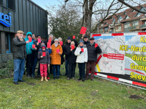 Read more about the article Meckelfelder Bürger sind bereit für den Protest und zeigen der Bahn die rote Karte.