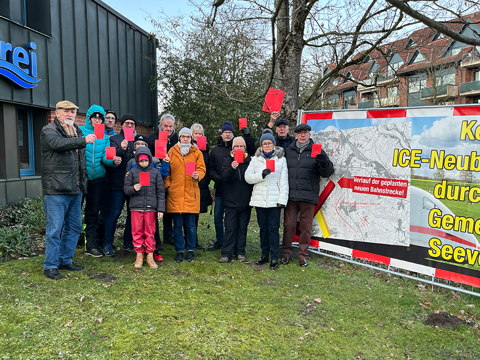 You are currently viewing Meckelfelder Bürger sind bereit für den Protest und zeigen der Bahn die rote Karte.